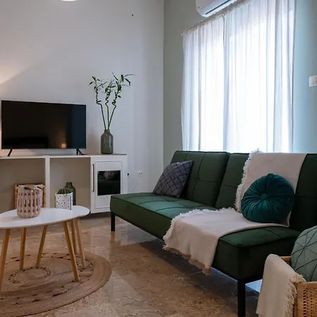 Apartment Anesis With A Yard