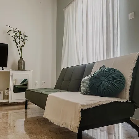 Anesis With A Yard Apartment